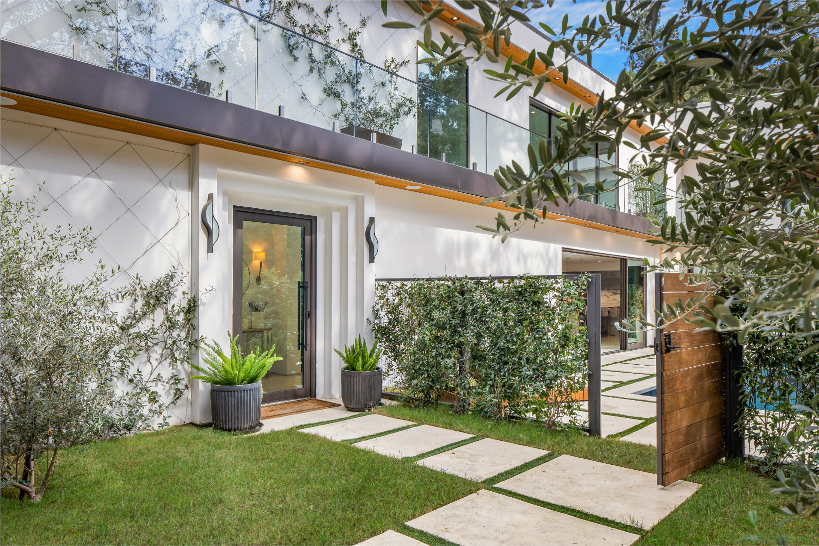 The Laurel Canyon — photo 10